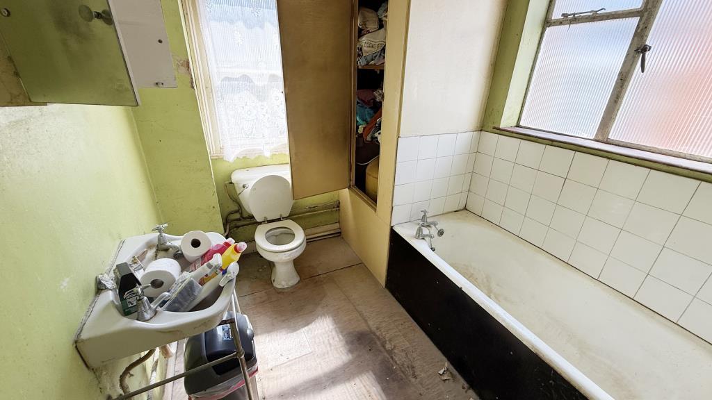 Lot: 106 - HOUSE IN NEED OF MODERNISATION AND REFURBISHMENT - Interior image of first floor bathroom from rear bedroom